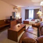Plaza فندق فارنا